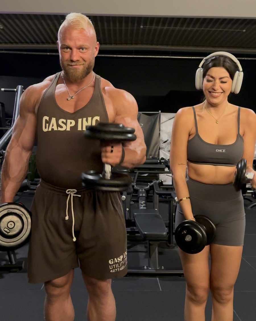 Domi und Kai beim Training mit Kurzhanteln im Studio